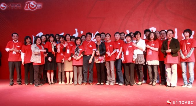 为北京科兴服务满10年的老员工们与新员工代表合影