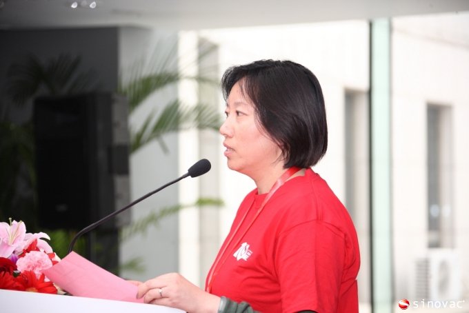 副总经理王楠女士宣读陈章良博士的贺电
